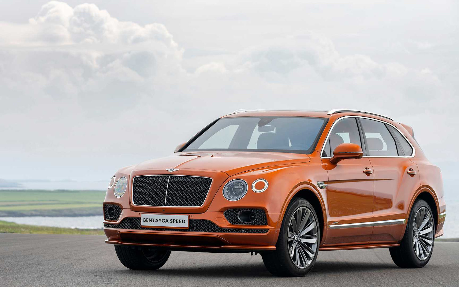 Comparison Bentley Bentayga Speed 2020 vs Urus 2019